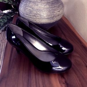 Trotters Black Patent Leather Pumps Women's size 6